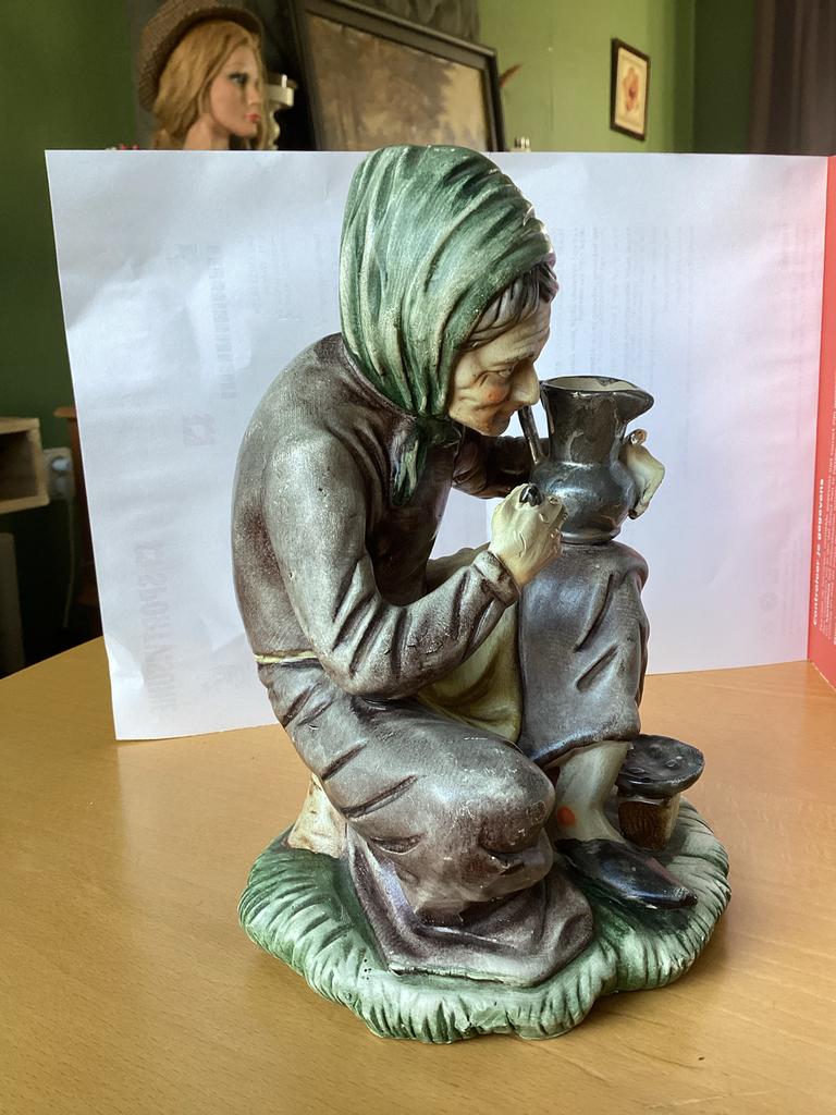 Oude Vrouw met Kruik - Keramische Figuur, Antiek en Kunst, Ophalen of Verzenden