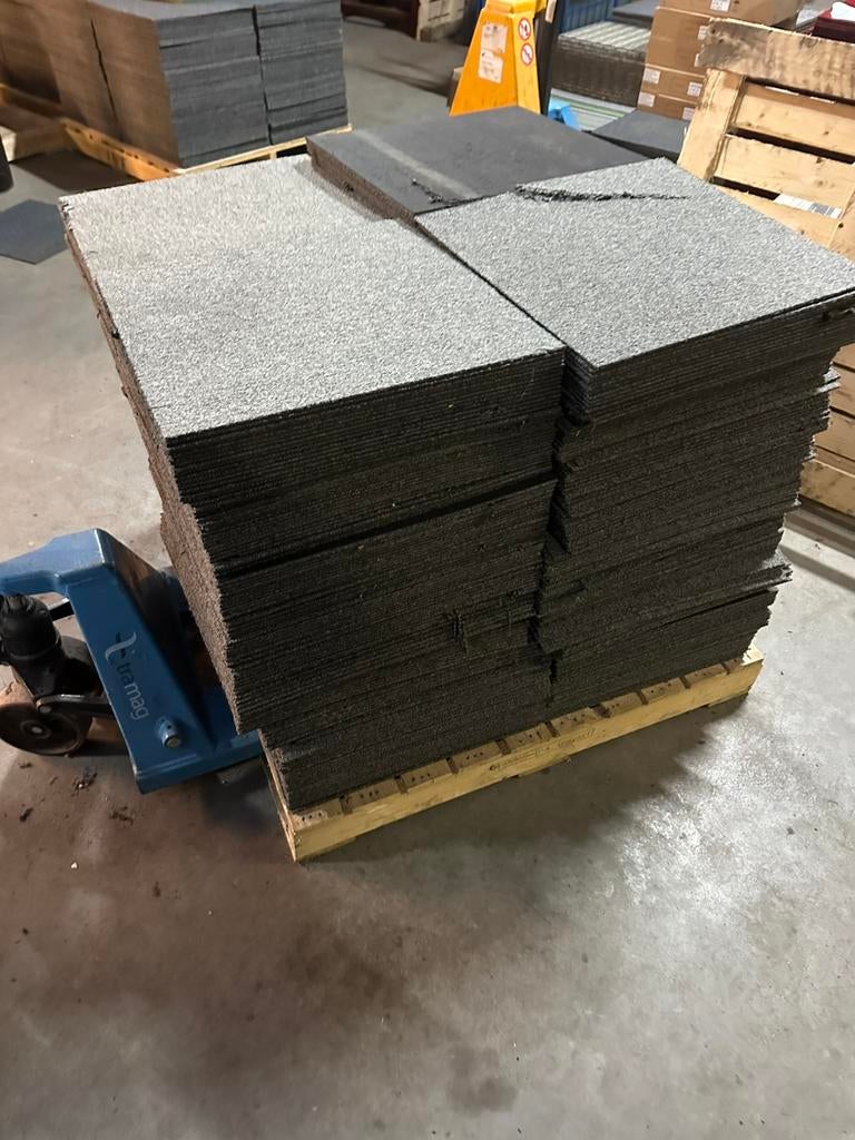 Tapijttegels 50x50 150m2 (600stuks) vies / afdekken, Gebruikt, Q, 75 m² of meer, Q