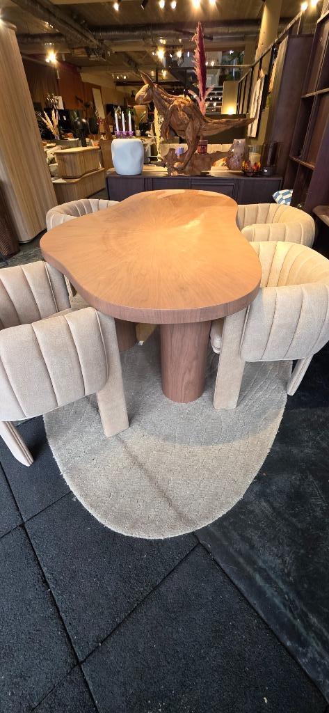 Organische Eettafel Walnoot Licht bruin - Showmodel!, Huis en Inrichting, JaRa, Bornsestraat 31, 200 cm of meer, Overige vormen