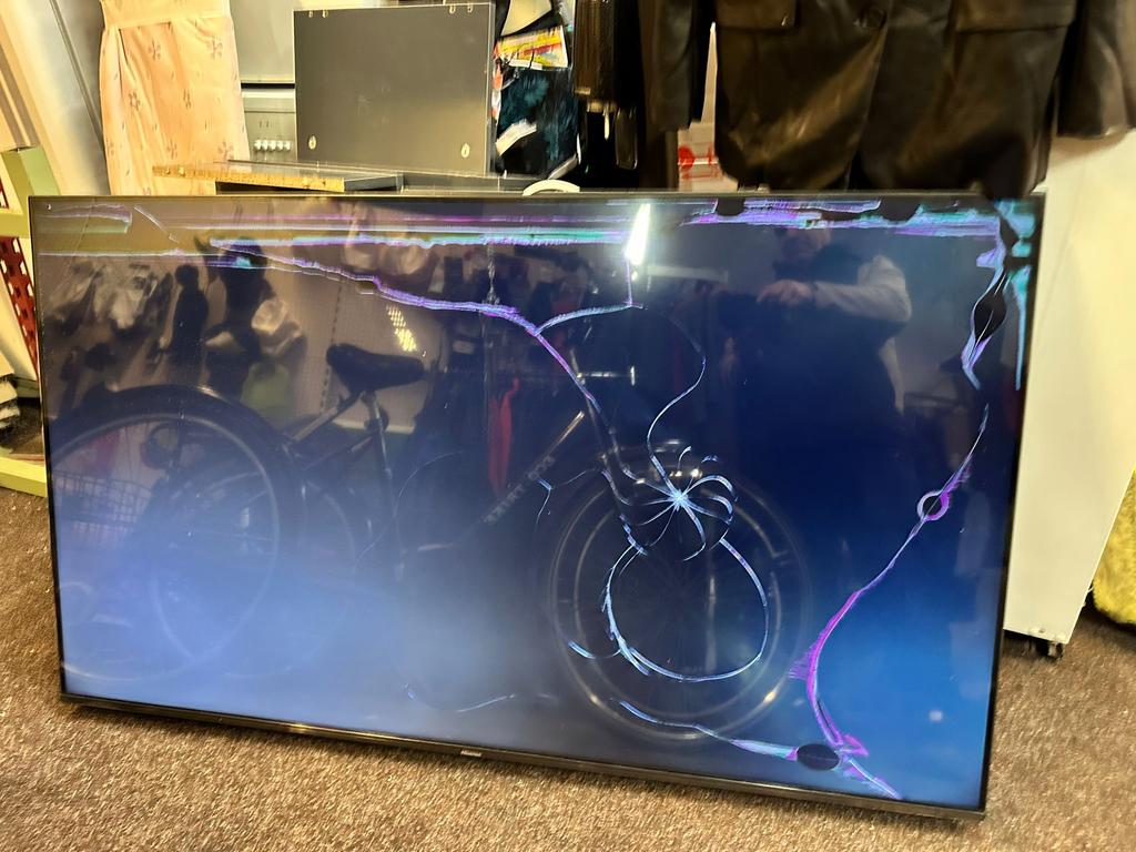 Hisense TV 65 inch kapote scherem zonder afstandbeding €40, Audio, Tv en Foto, Televisies, Overige merken, Gebruikt, 50 Hz, Ophalen of Verzenden