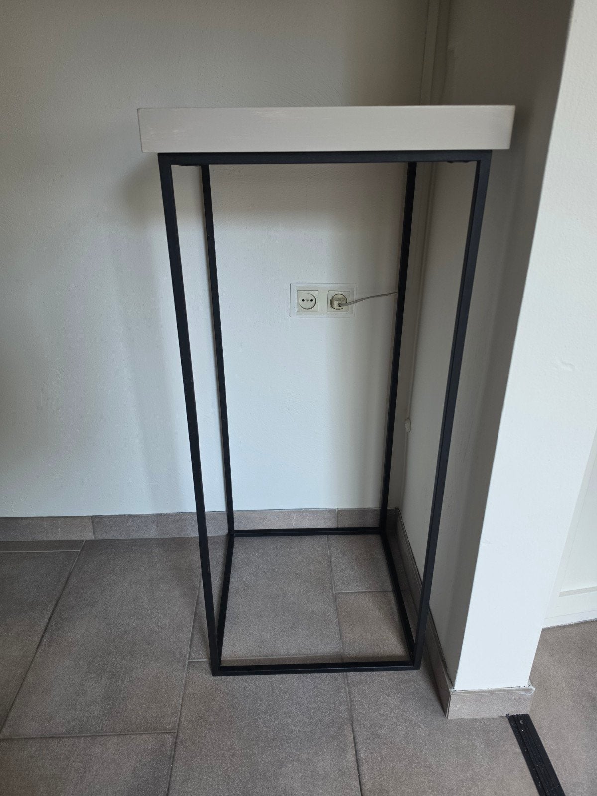 Strakke plantenzuil/bijzettafel met metalen frame, Minder dan 55 cm, Gebruikt, Metaal of Aluminium, Modern, Industrieel, Minimalistisch