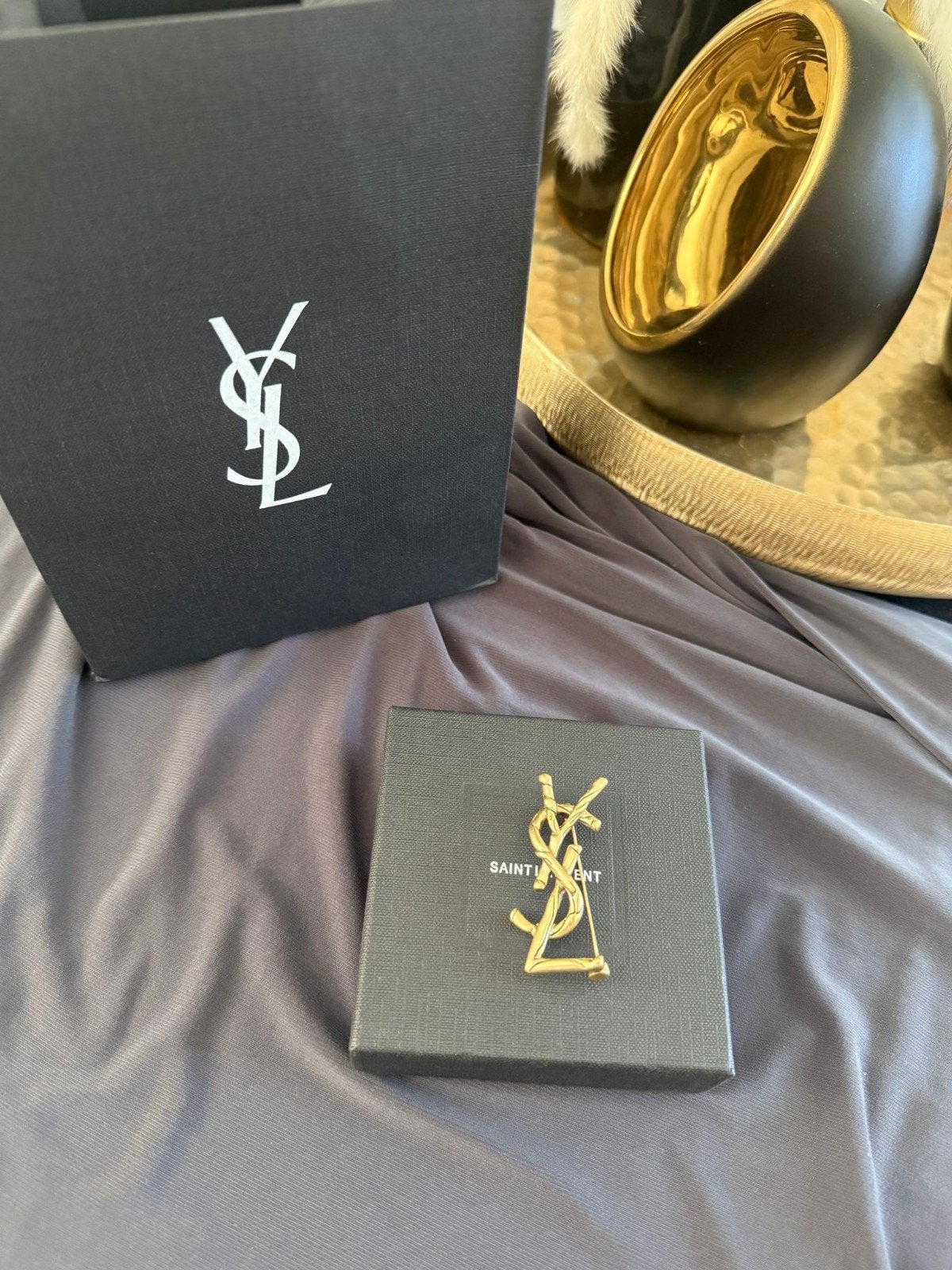 YSL Yves Saint Laurent Broche Goudkleurig, Overige materialen, 4 tot 7 cm, Nieuw, Ophalen of Verzenden