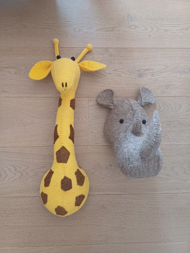 Vilten dierenkoppen giraffe neushoorn, Ophalen of Verzenden, Zo goed als nieuw, Wanddecoratie