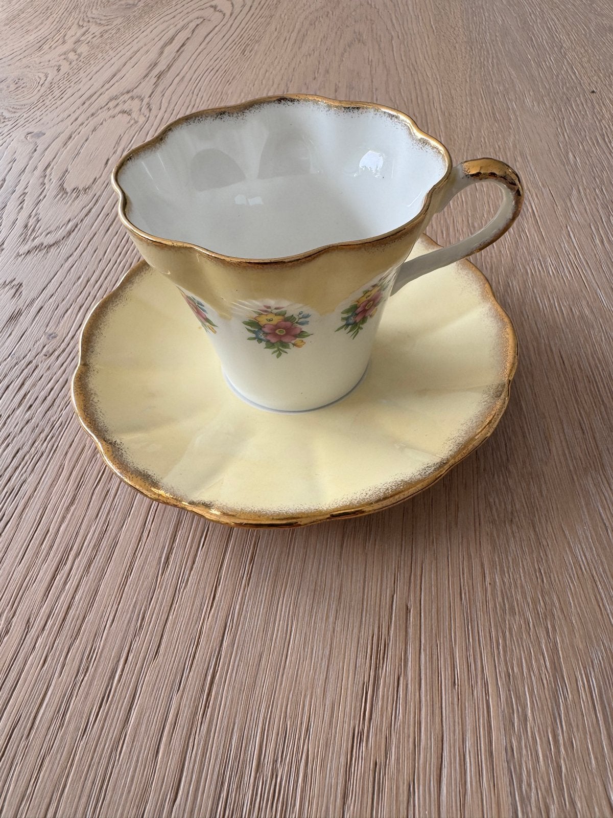 Elizabethan Fine Bone China Kop en Schotel - Geschulpte Rand, Antiek en Kunst, Ophalen of Verzenden