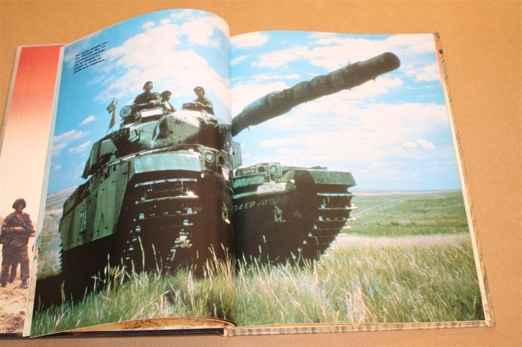 Tanks — Fotoboek Militaire Voertuigen Groot Formaat 1984, Ophalen of Verzenden, Tweede Wereldoorlog, Gelezen, Overige onderwerpen