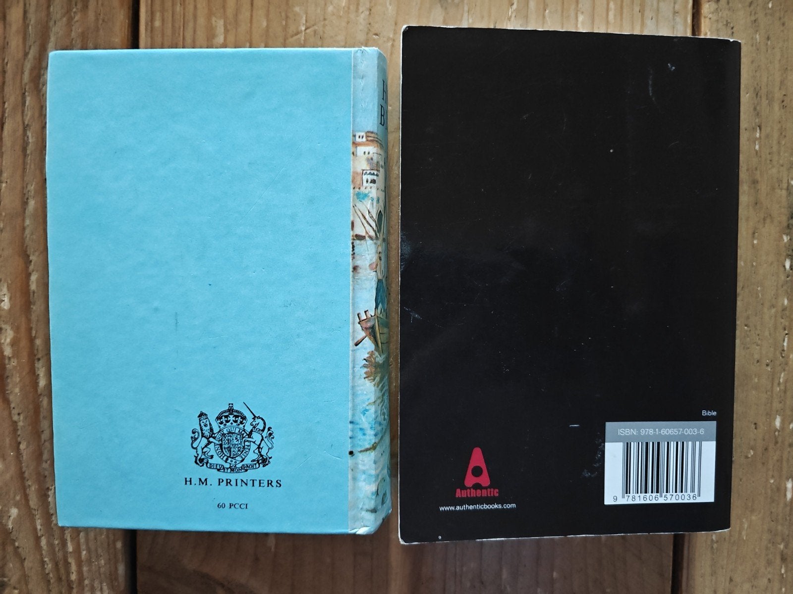 2 X Holy Bible., Boeken, Ophalen of Verzenden, Zo goed als nieuw