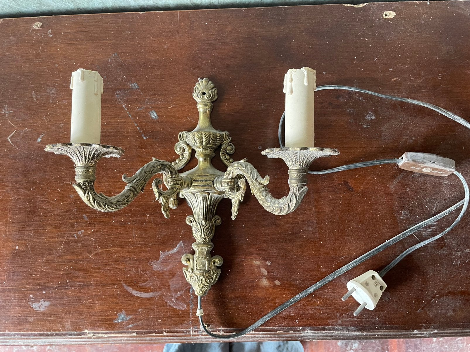 Wandlampje met twee armen, antiek messing, Huis en Inrichting, Lampen | Wandlampen, Ophalen, Gebruikt