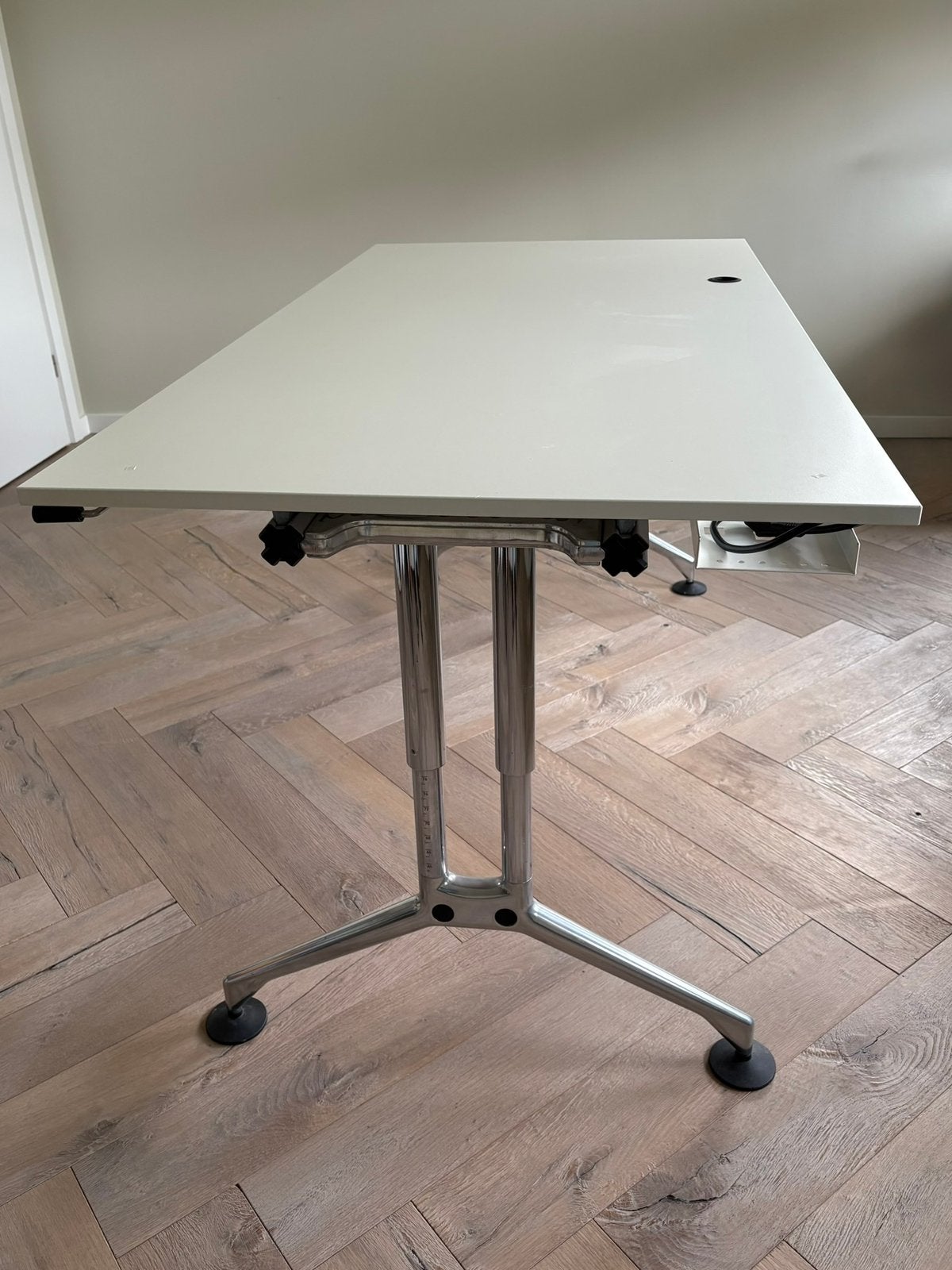 Vitra bureau in hoogte verstelbaar, 160 cm, Metaal, Ophalen of Verzenden, Zo goed als nieuw