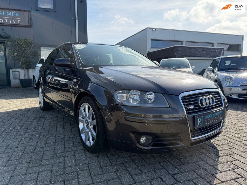 Audi A3 Sportback 1.6 Attraction Pro Line, Auto's, Gebruikt, 4 cilinders, Leder en Stof, Zwart