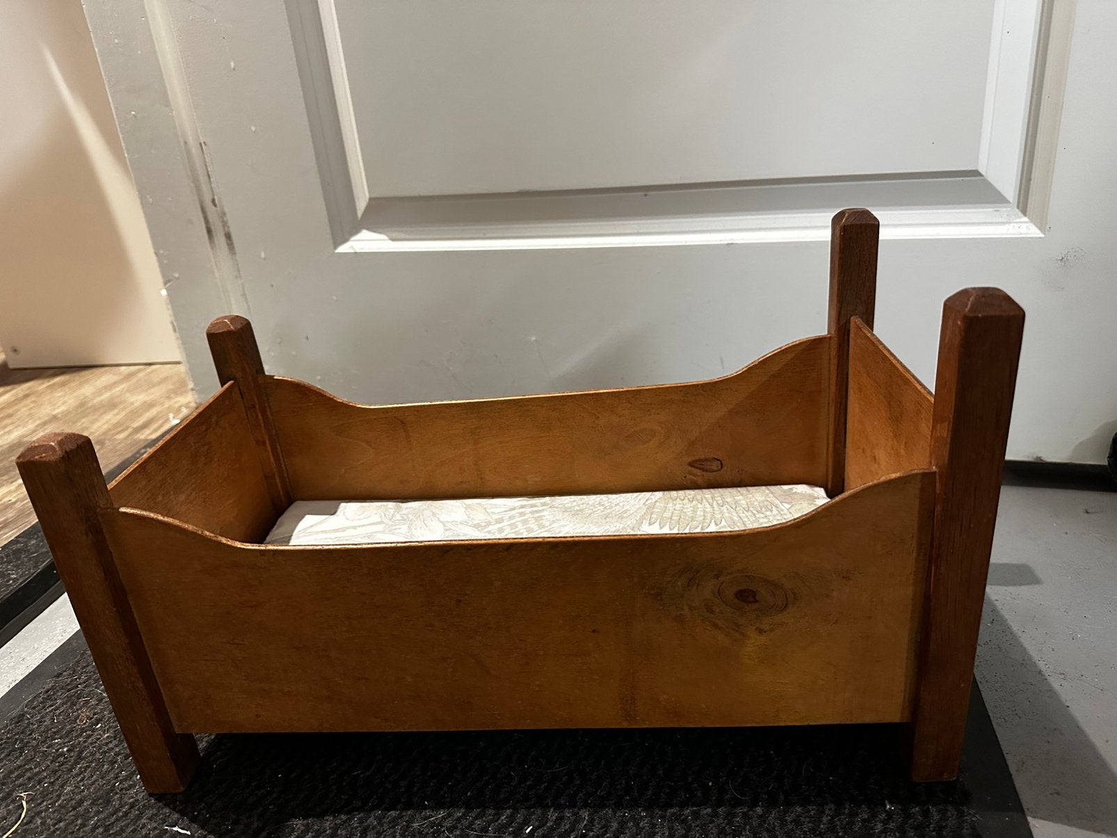 Ouderwets houten poppenbedje met matrasje, Ophalen of Verzenden
