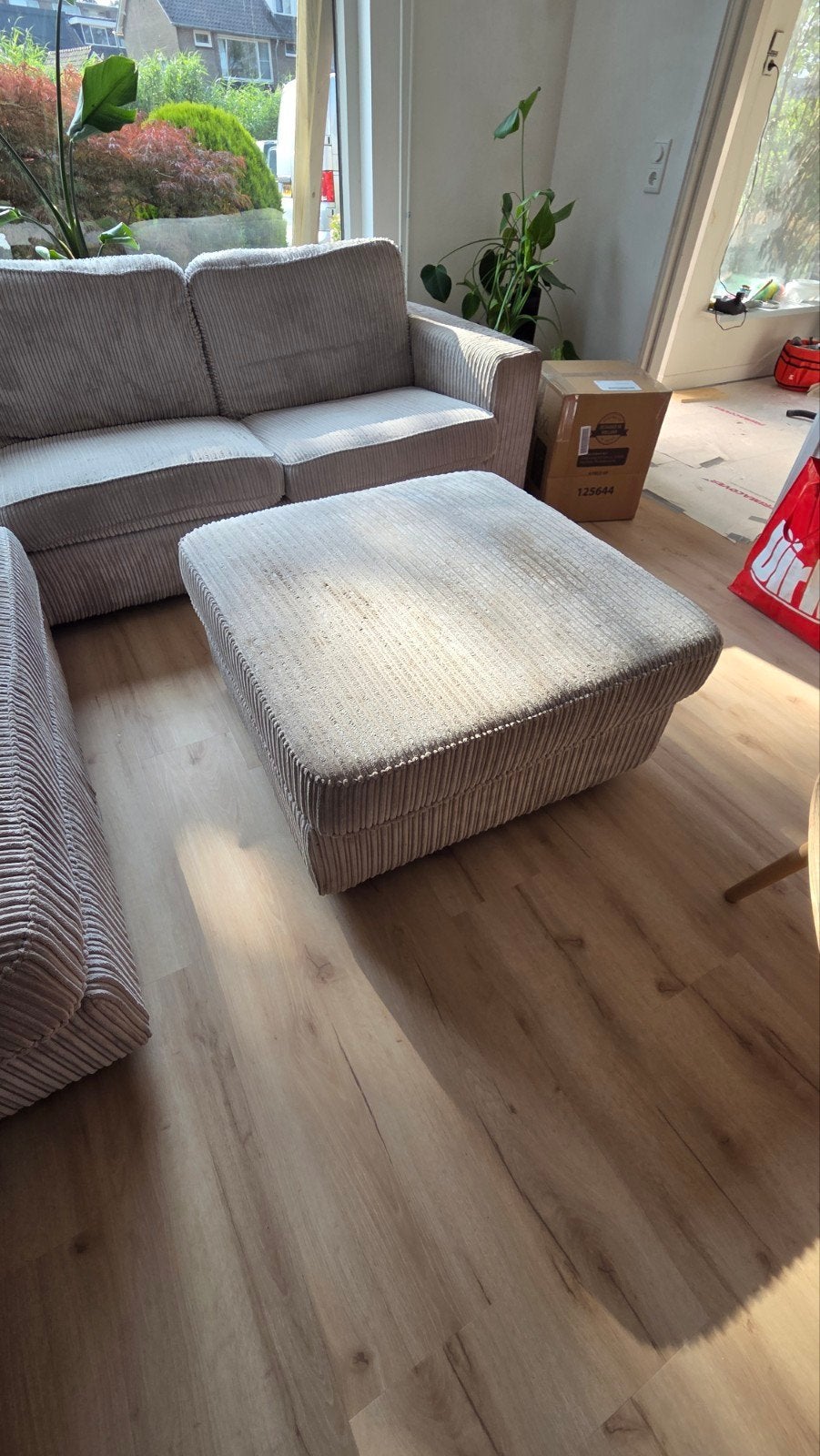 Comfortabele ribfluwelen poef - Zo goed als nieuw, Ophalen, Modern, Comfortabel, Zo goed als nieuw, Stof