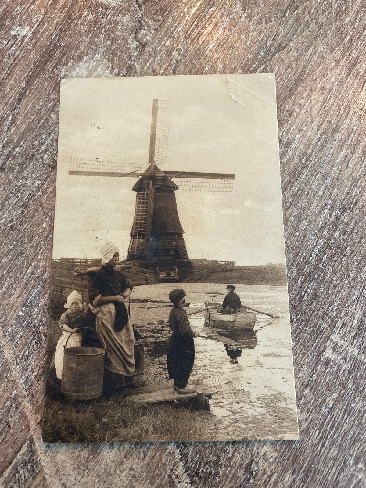 Oude ansichtkaart: Molen, mensen en bootje, Volendam 1924, Ophalen of Verzenden, 1920 tot 1940, Gelopen, Noord-Holland