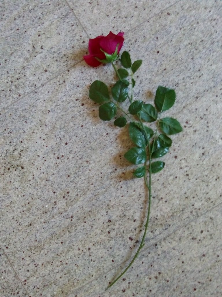 1 rode roos (kunstbloem), Ophalen of Verzenden, Gebruikt