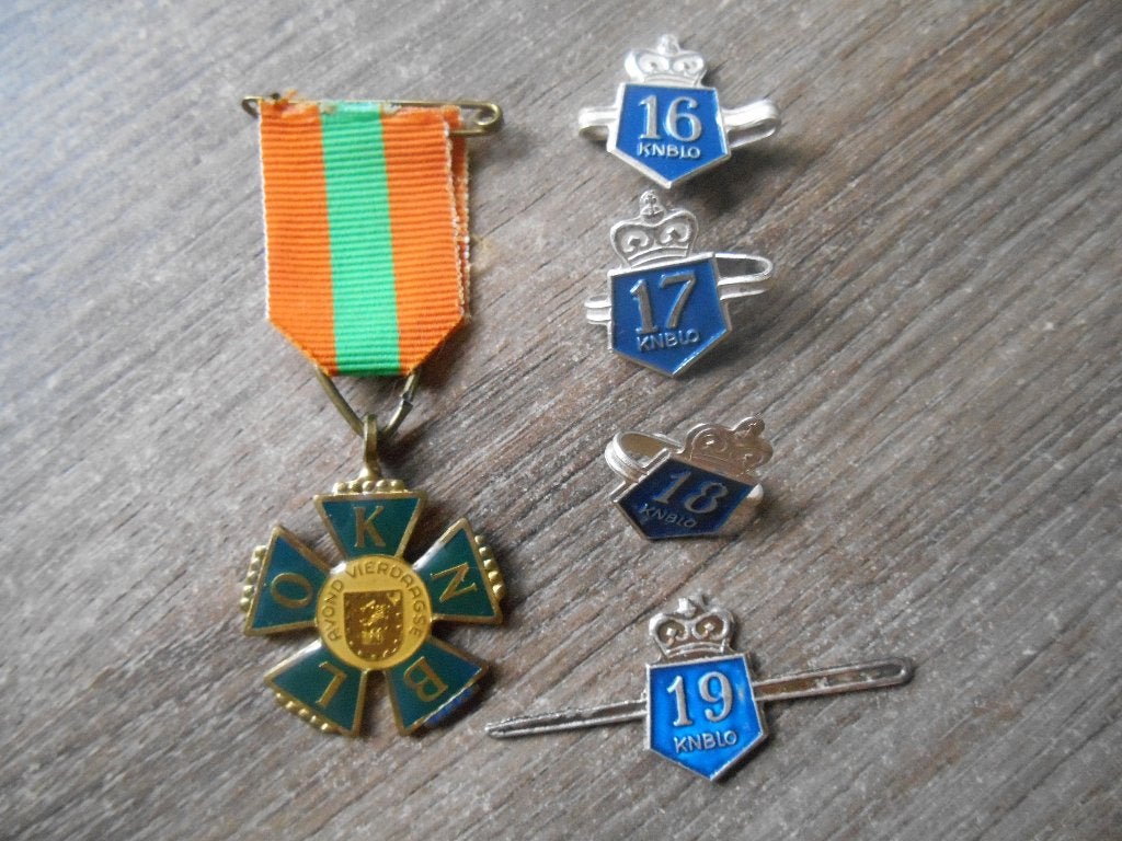 Avondvierdaagse medaille 15 met cijfers 16 t/m 19 KNBLO, Ophalen of Verzenden, Overige materialen, Nederland