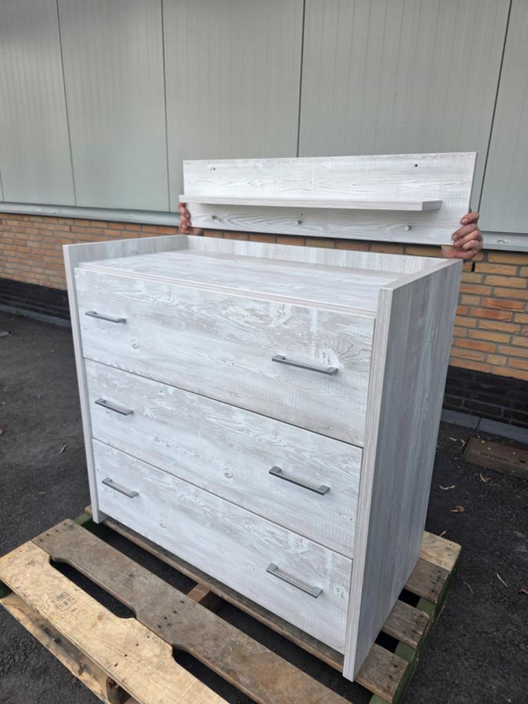 Nette commode met wandplank, wit eiken, Ophalen, 100 cm of meer, Zo goed als nieuw, 90 tot 105 cm
