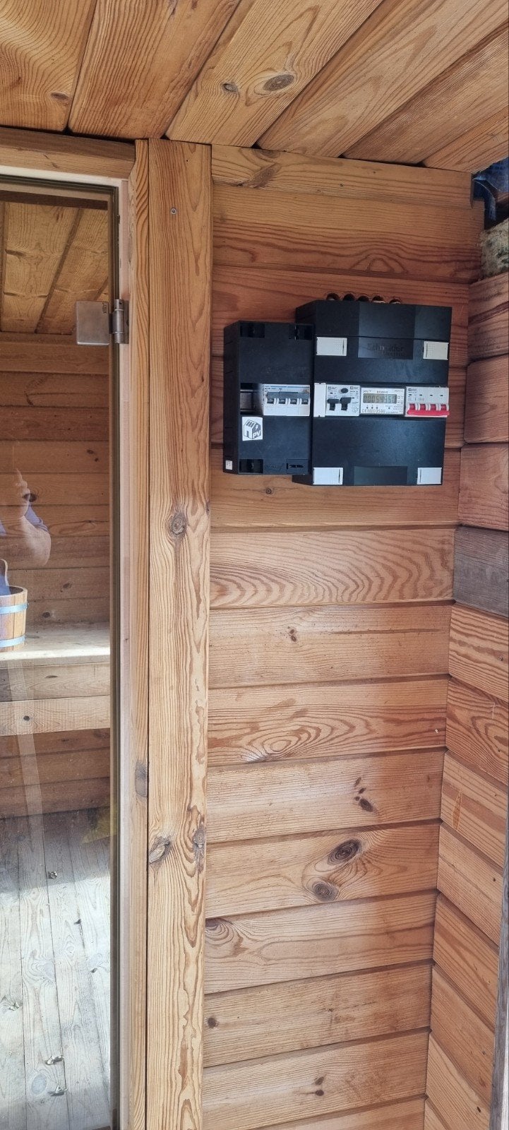Foto 4 van Luxe buitensauna met jacuzzi en Finse kachel