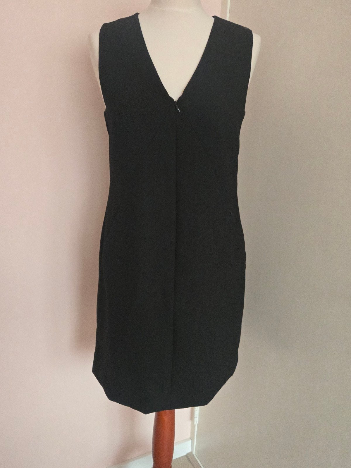 Tijdloze H&M etui-jurk met V-hals, minimalistisch, H&M, Zwart, Ophalen of Verzenden, Zo goed als nieuw