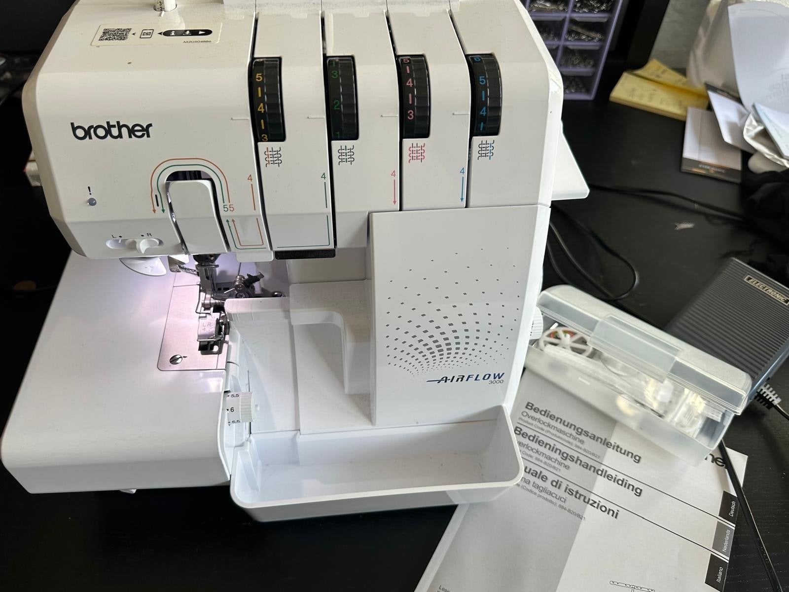 Brother Airflow 3000 Overlockmachine - ZGAN, Ophalen of Verzenden, Zo goed als nieuw, Lockmachine, Brother