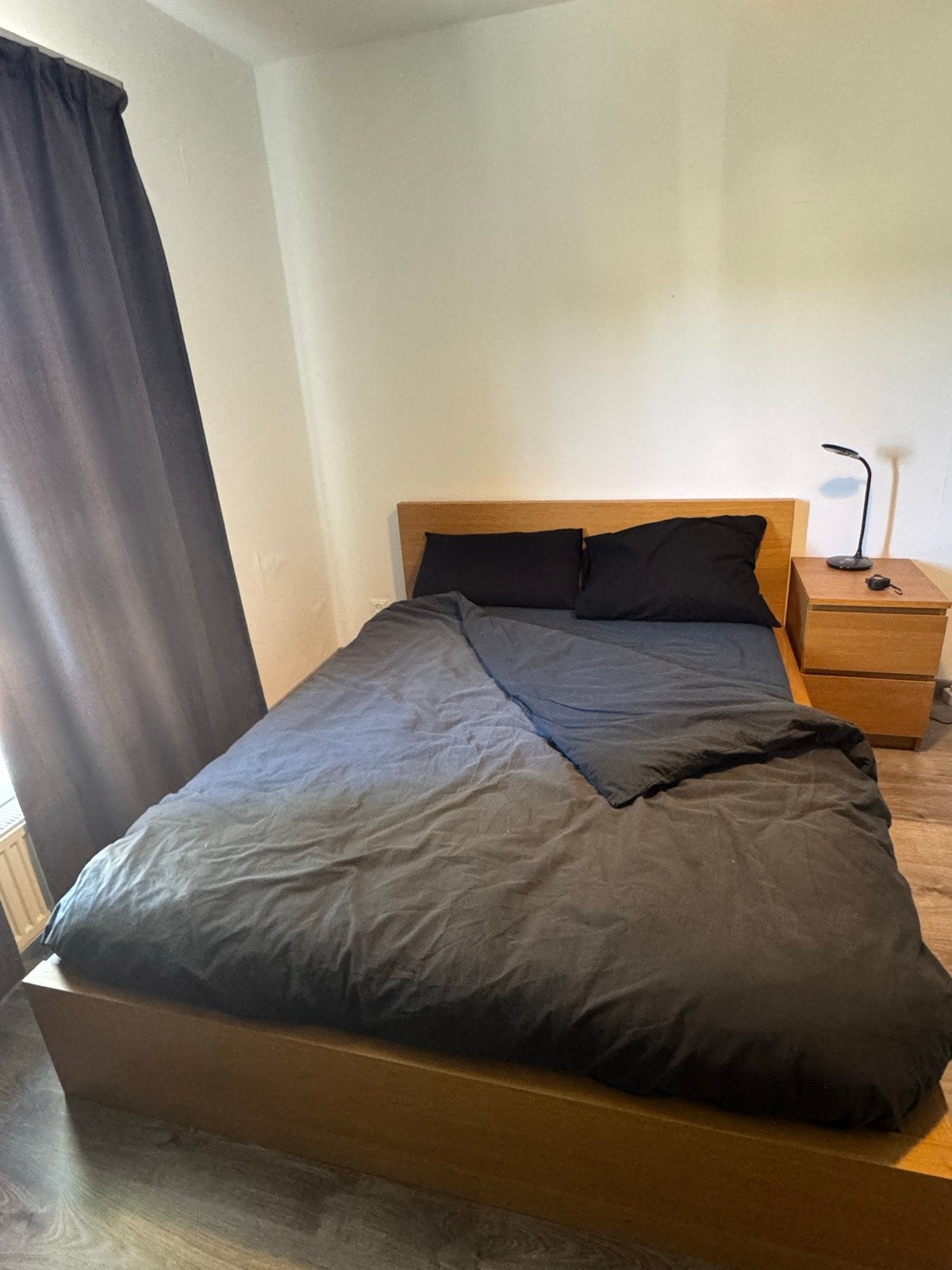 Bed 140x200 met matras, lattenbodems en nachtkastje, Ophalen, Tweepersoons, 140 cm, Zo goed als nieuw
