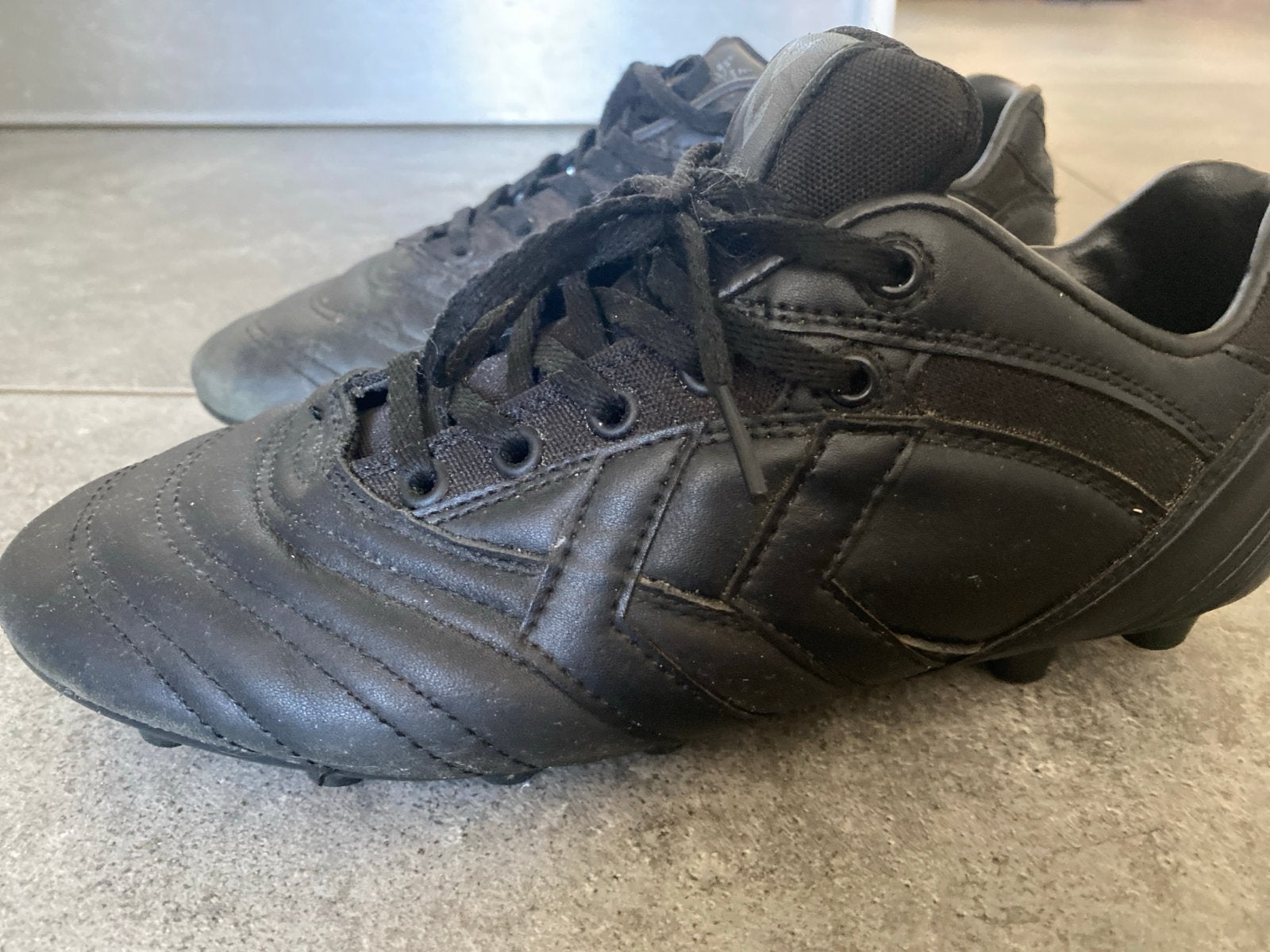 Hummel echt leer voetbalschoenen maat 40, Sport en Fitness, Voetbal, Ophalen of Verzenden, Zo goed als nieuw, Schoenen