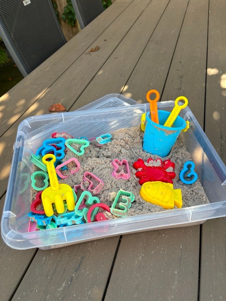 Kinetic zand met schepjes, vormpjes, etc (magnetisch zand), Ophalen, Zo goed als nieuw