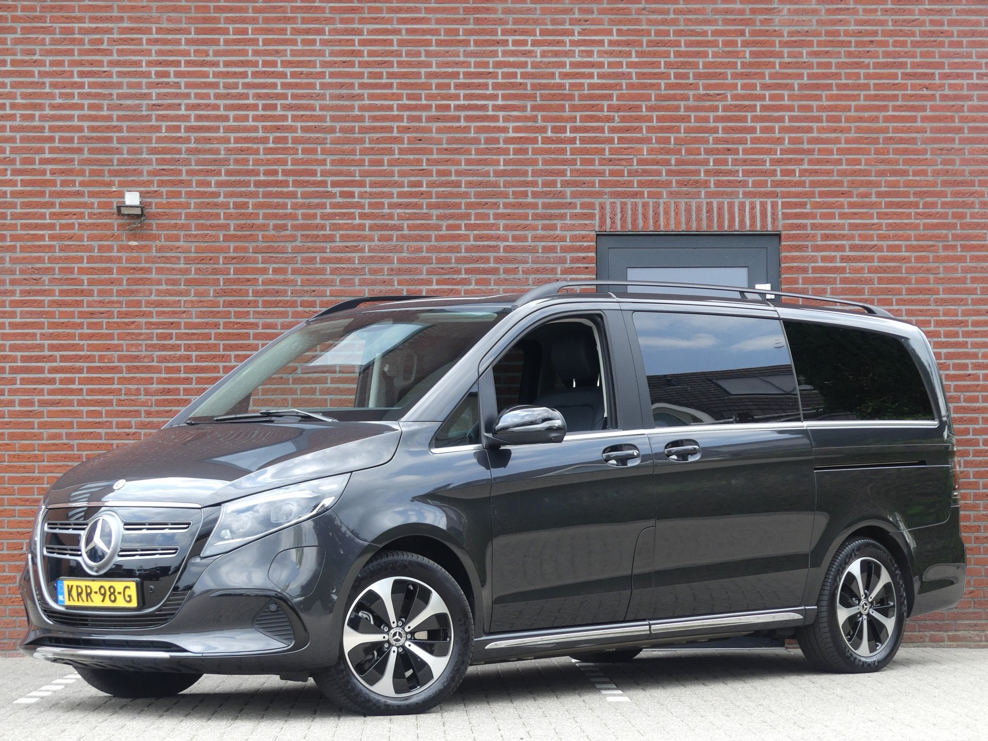 Mercedes-Benz EQV 300 L2 90 kWh AMG Luchtvering 7 Persoons E, Auto's, Dealer onderhouden, Gebruikt, Overige modellen, Overige carrosserieën