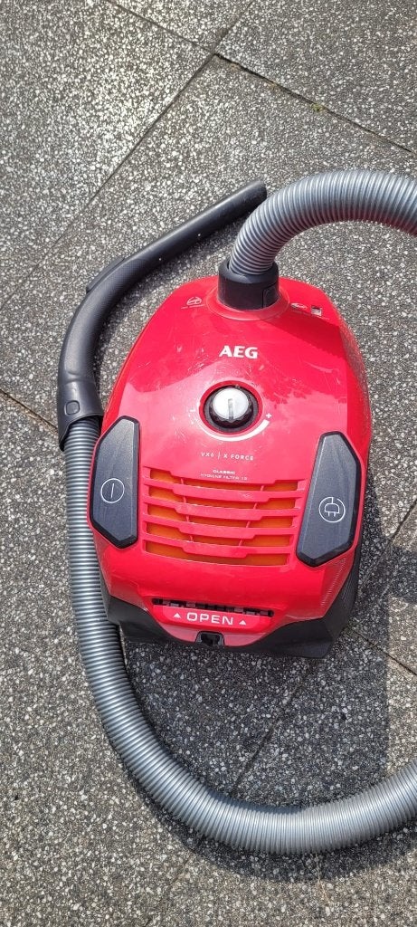 AEG Stofzuiger VX6-2-RR 700 Watt met slang zonder voet stang, Stofzak, Gebruikt, Geschikt voor harde vloeren, Ophalen of Verzenden