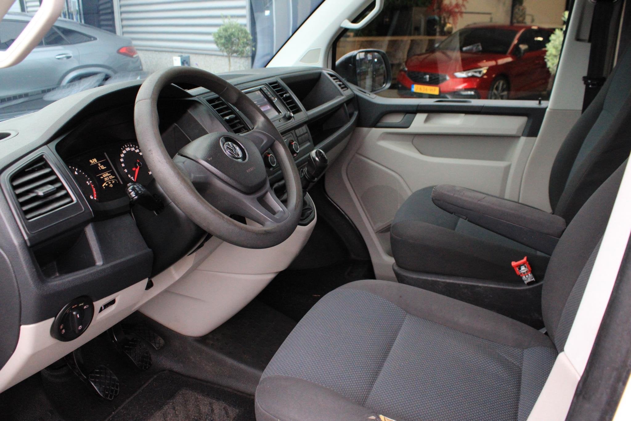 Volkswagen Transporter 2.0 TDI L2H1 Airco | CarPlay | Cruise, Auto's, Voorwielaandrijving, Euro 5, Gebruikt, Zwart