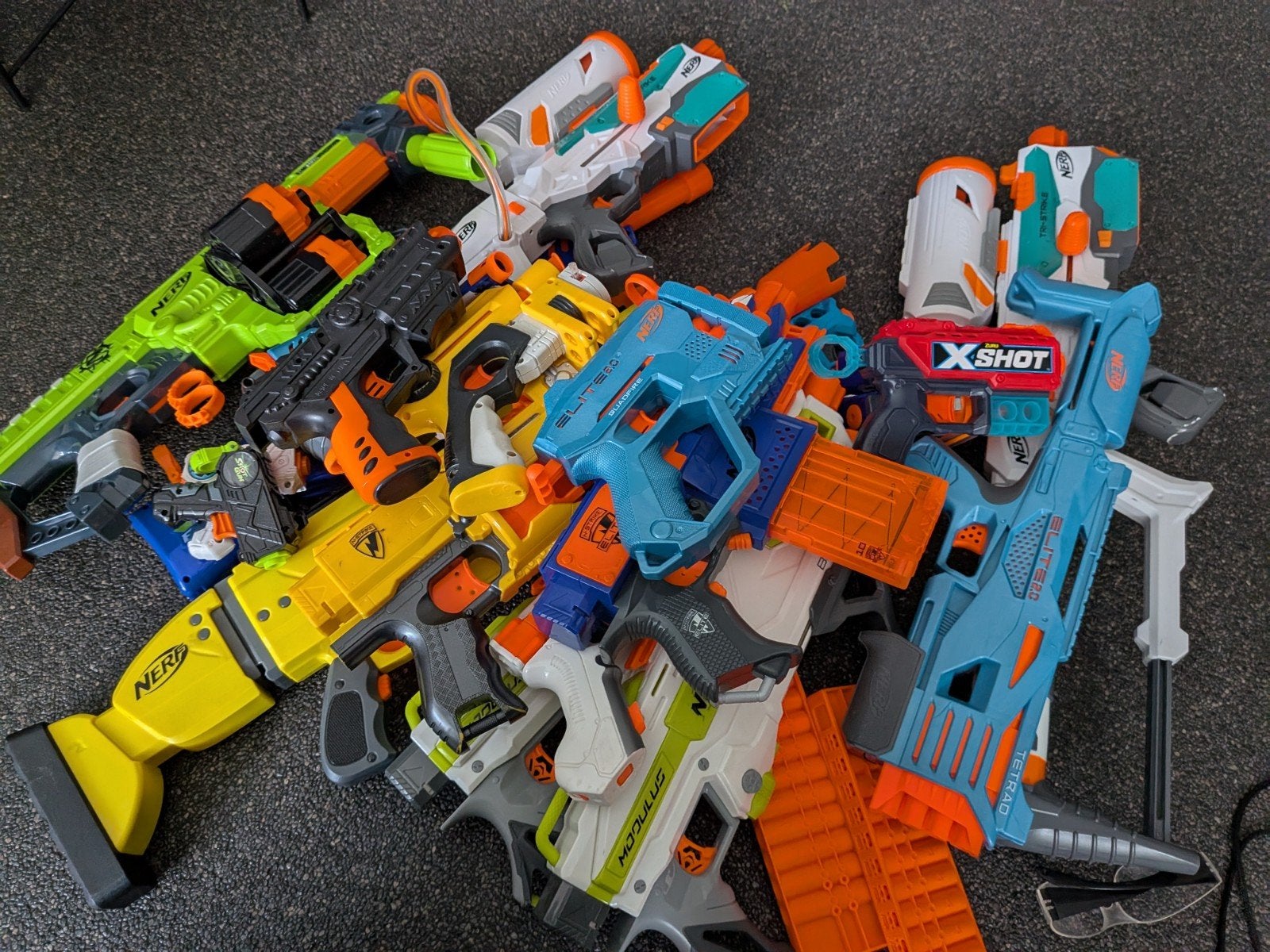 Grote Nerf-collectie met diverse blasters en accessoires, Ophalen