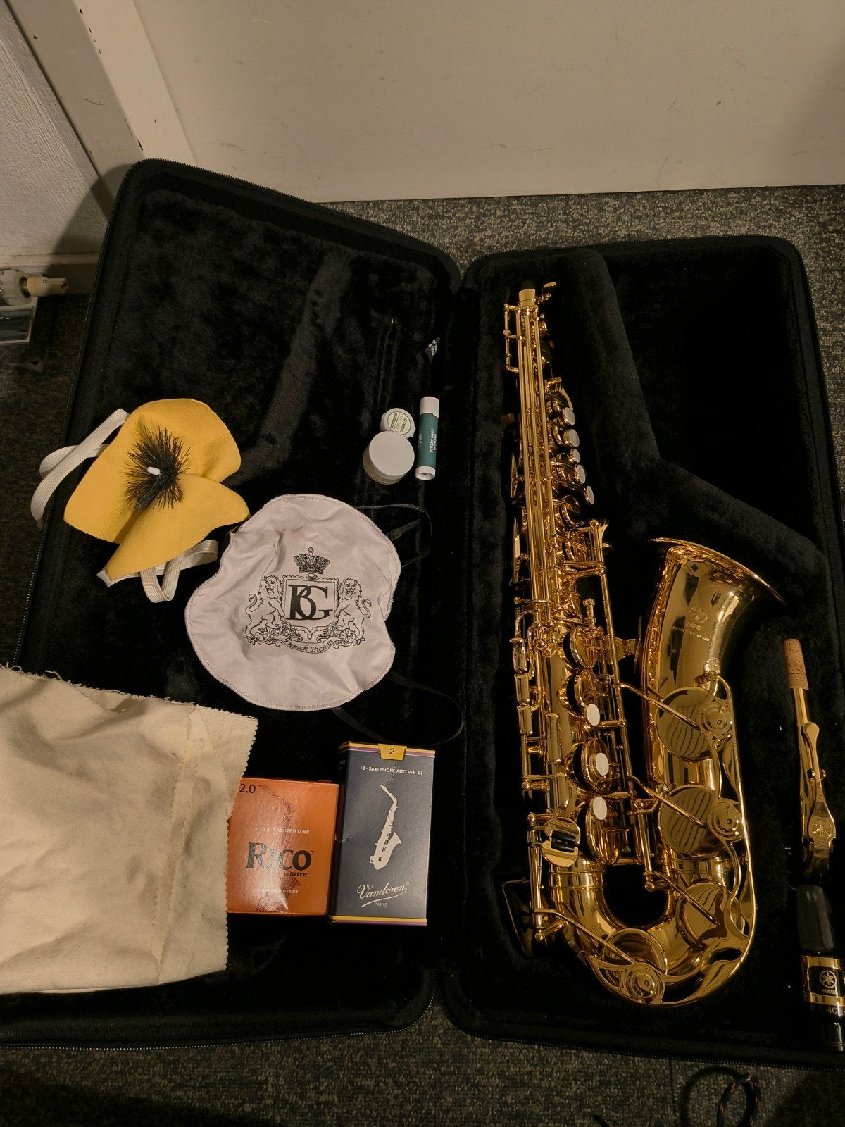Yamaha YAS-280 Altsaxofoon met Koffer en Accessoires, Muziek en Instrumenten, Blaasinstrumenten | Saxofoons, Ophalen, Zo goed als nieuw