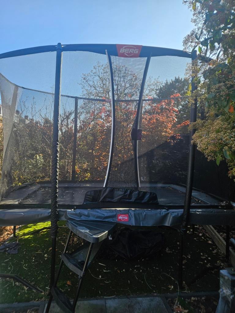 Berg Trampoline 330x220 cm met afdekhoes en trap, Ophalen of Verzenden, Zo goed als nieuw