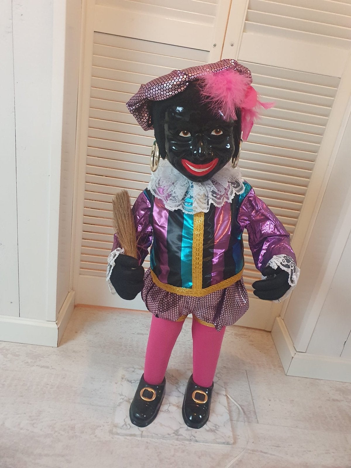 elektrische bewegende zwarte piet, Ophalen