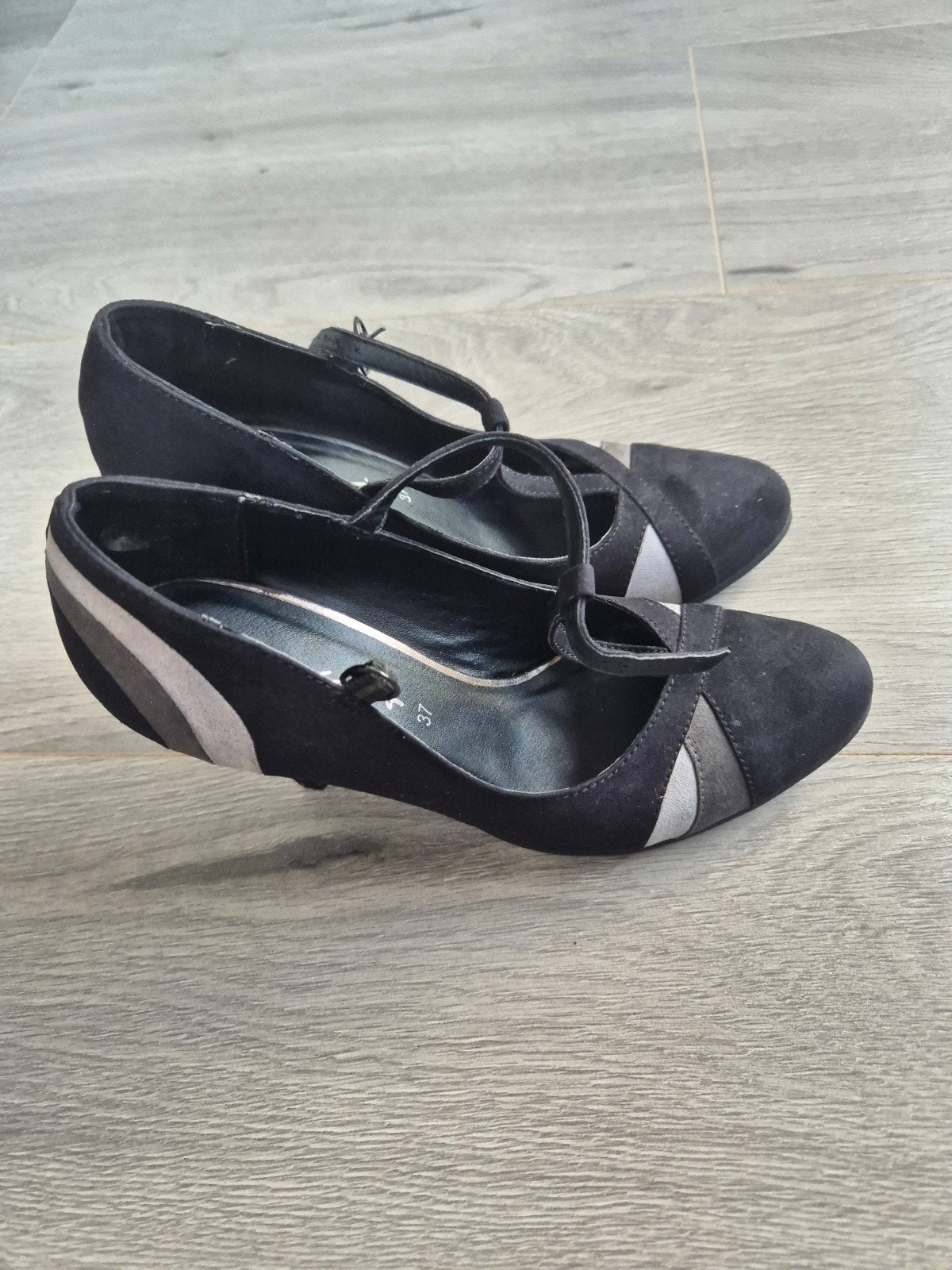 Dolcis Suède-look Pumps met Bandjes & Colorblock Details 37, Dolcis, Pumps, Zwart, Ophalen of Verzenden