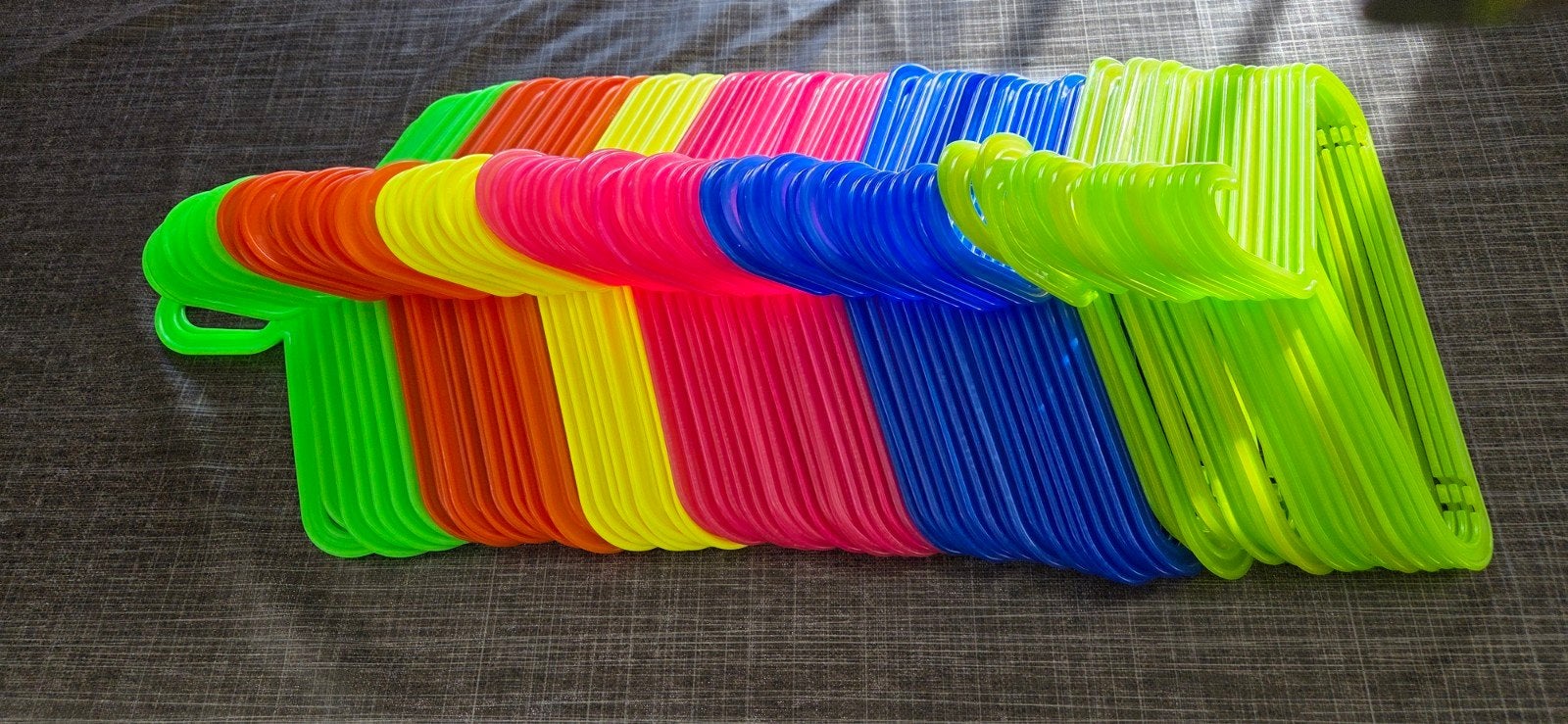 plastic Ikea kledinghangers leuke kleuren, Ophalen, Zo goed als nieuw, Kunststof, Kinderen