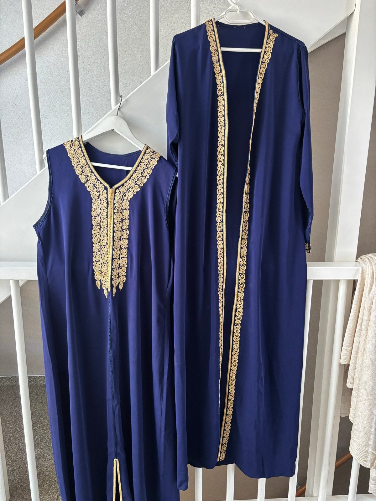 Prachtige blauwe kaftan set met gouden borduursels, Maat 38/40 (M), Overige typen, Blauw, Ophalen of Verzenden