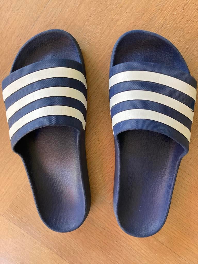 Adidas slippers blauw met witte strepen, Slippers, Blauw, Ophalen of Verzenden, Zo goed als nieuw