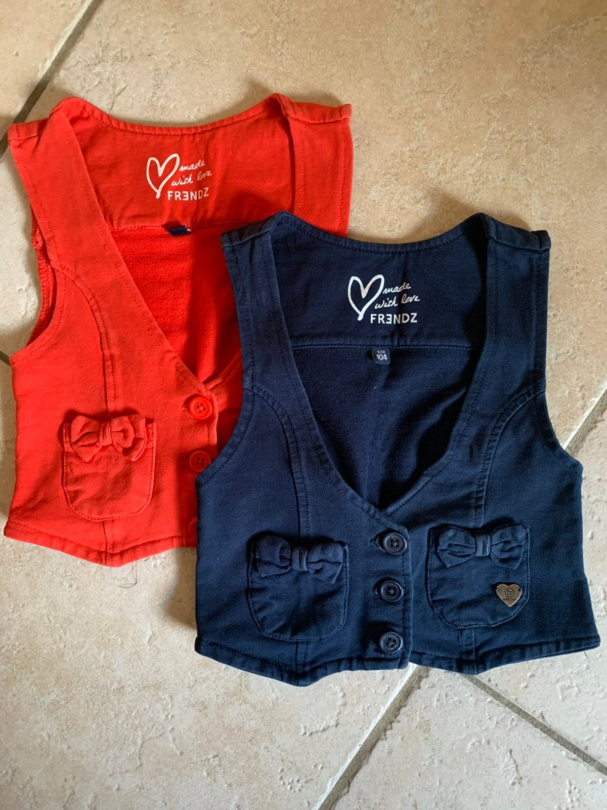 2 gilets 104/110, Kinderen en Baby's, Kinderkleding | Maat 104, Ophalen of Verzenden, Zo goed als nieuw, Meisje, Overige typen