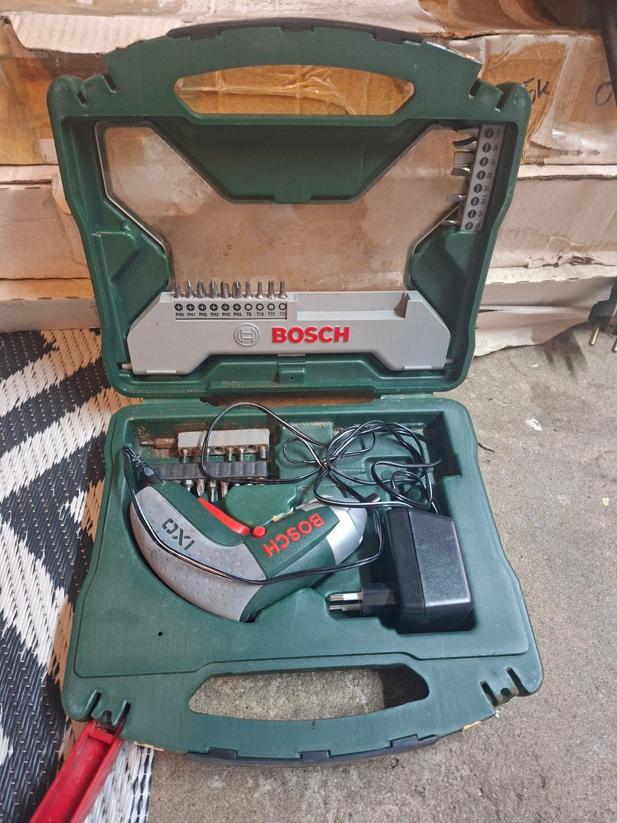 Bosch IXO accuschroevendraaier met accessoires, Gebruikt, Variabele snelheid, Ophalen of Verzenden, Boor- en Schroefmachine