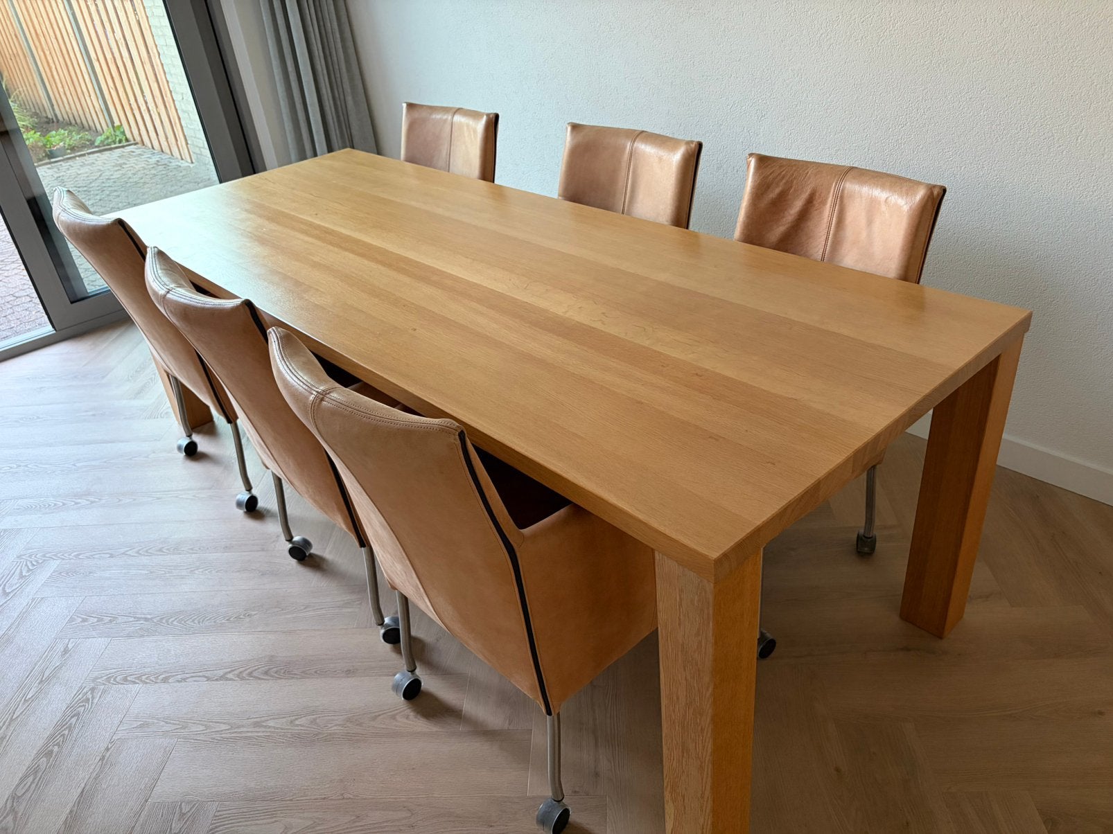 6 eetkamerstoelen op wieltjes - vd Bijenkorf, Ophalen, Gebruikt, Bruin, Leer