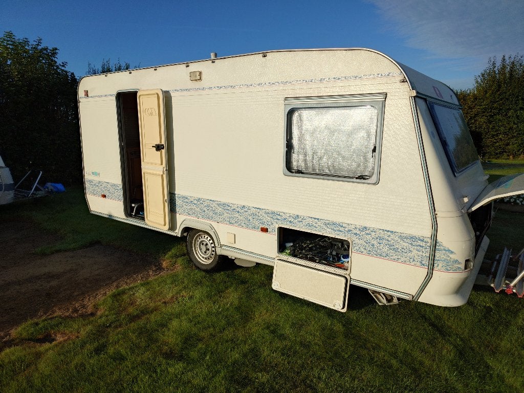 Adria 462. Oa: Mover/vloerverwarming/winterklaar/tent/luifel, Fietsenrek, Treinzit, 750 - 1000 kg, Particulier