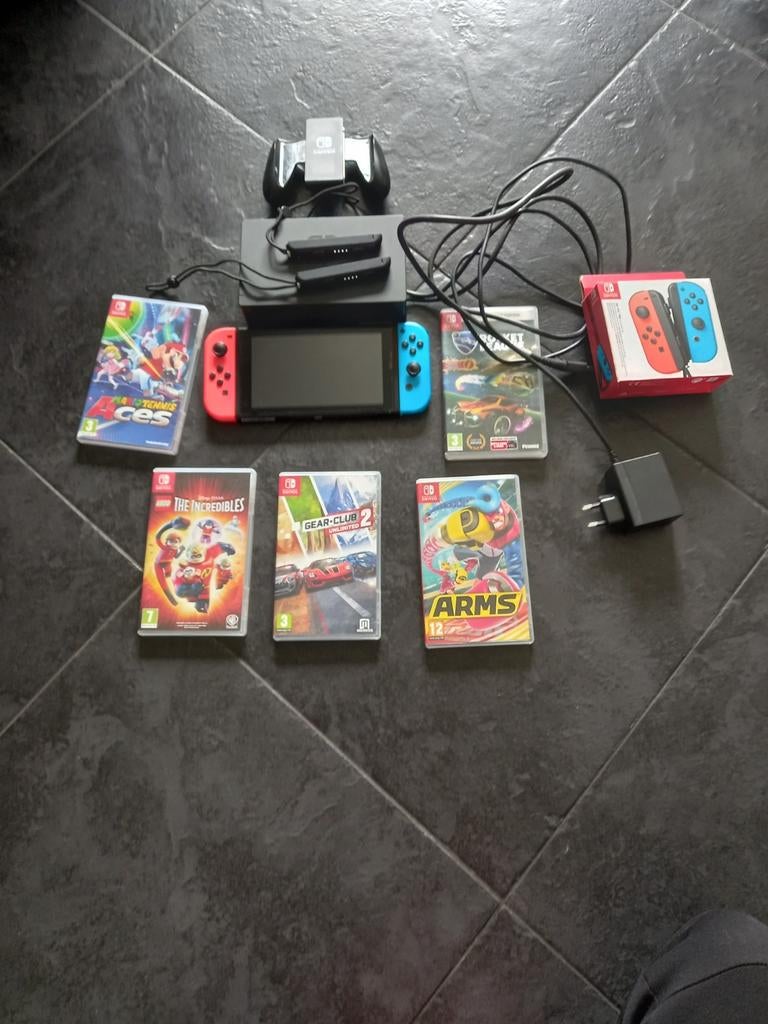 Nintendo switch met 5 spellen, Spelcomputers en Games, Spelcomputers | Nintendo Switch, Ophalen, Gebruikt, Met 3 controllers of meer