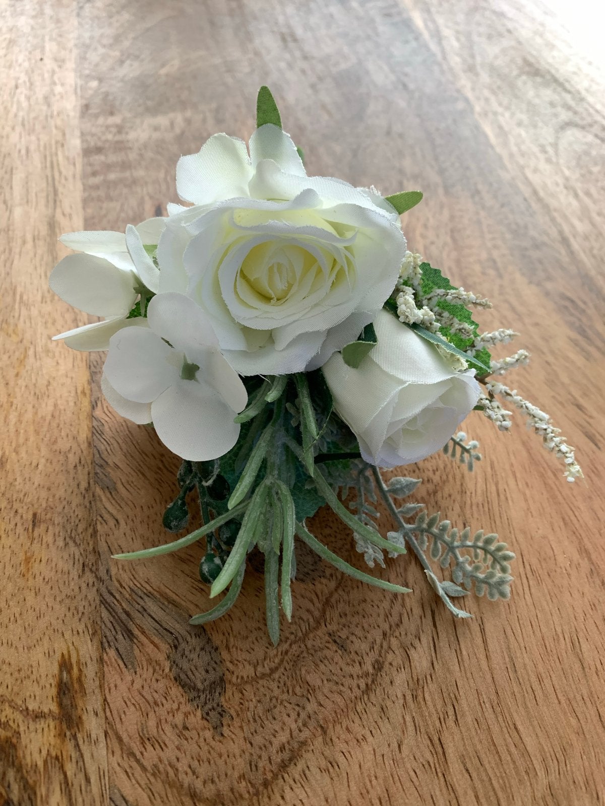 Nieuwe witte kunstbloem corsage met speld, Ophalen of Verzenden, Nieuw, Wit, Ivoor of Crème