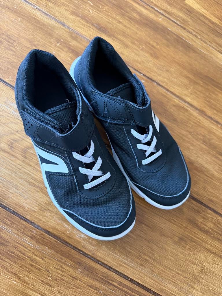 Zwarte decathlon gymschoenen maat 37, Kinderen en Baby's, Kinderkleding | Schoenen en Sokken, Ophalen of Verzenden, Zo goed als nieuw