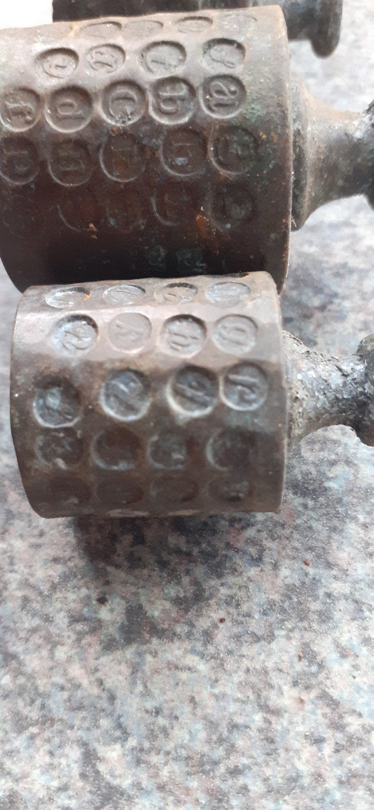 3 antieke koperen gewichtjes met merktekens, Ophalen of Verzenden