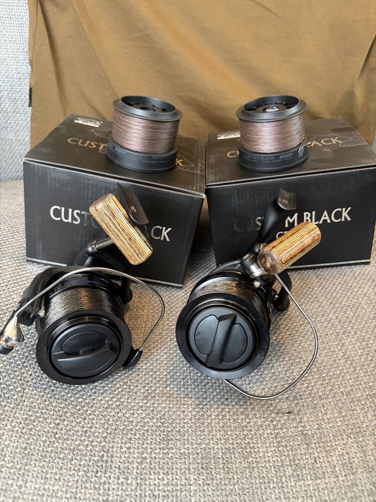 2x Okuma Custom Black CB60 molens, karper, doodaas, Ophalen of Verzenden, Zo goed als nieuw, Molen