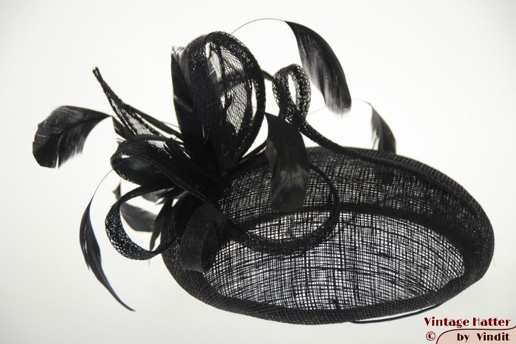 Kleine bolle fascinator zwart sisal sinamay met veren nieuw, Kleding | Dames, Hoeden en Petten, Ophalen of Verzenden, Nieuw, One size fits all