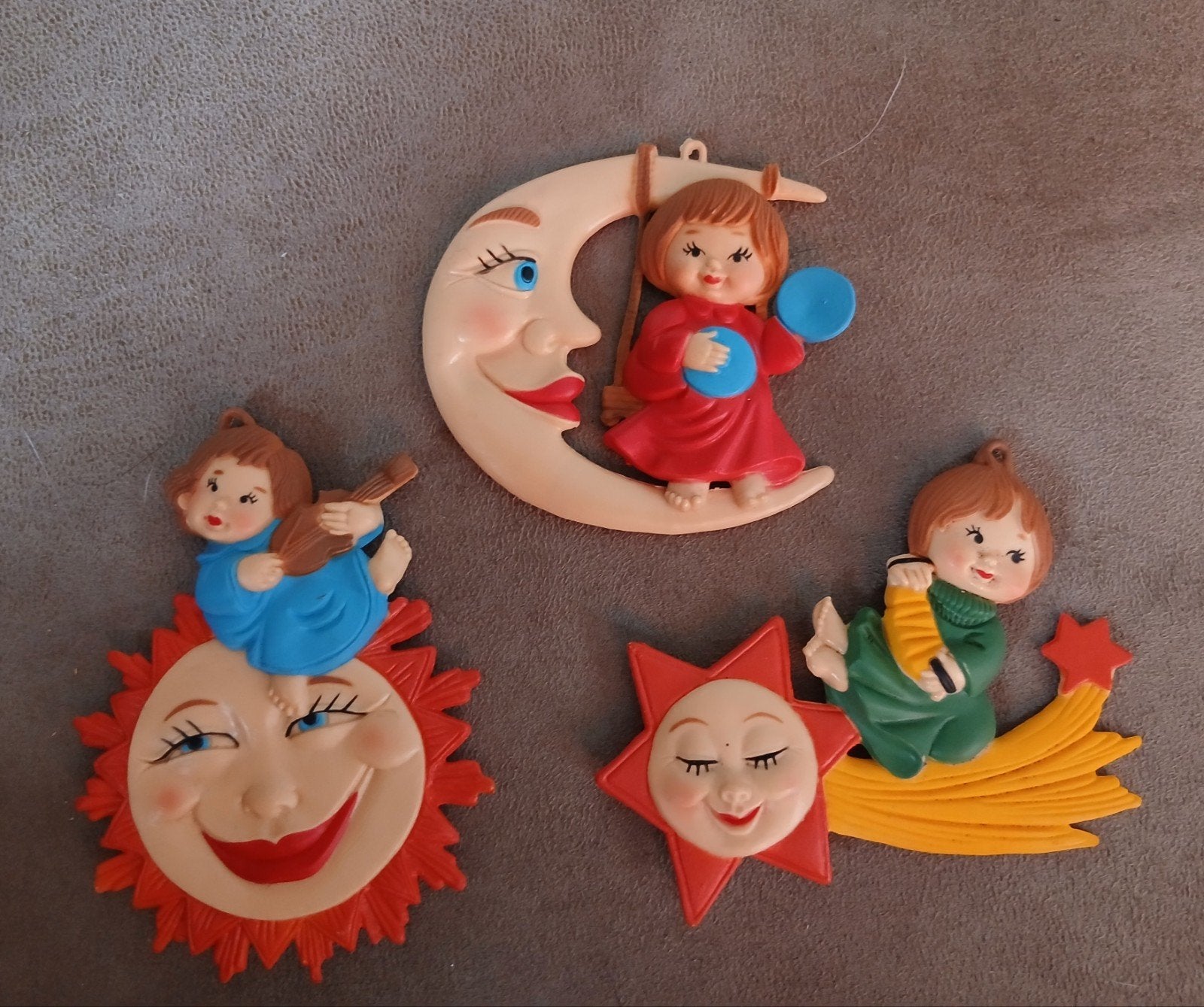 Vintage jaren 60/70 kunststof hangers zon maan kind, Verzenden
