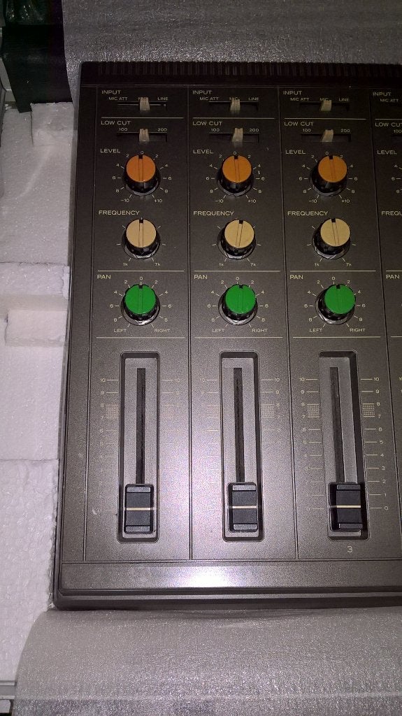 Teac M-09 mixer 4 kanaals ingangen. 90 euro., Ophalen, Gebruikt, Minder dan 5 kanalen, Microfooningang