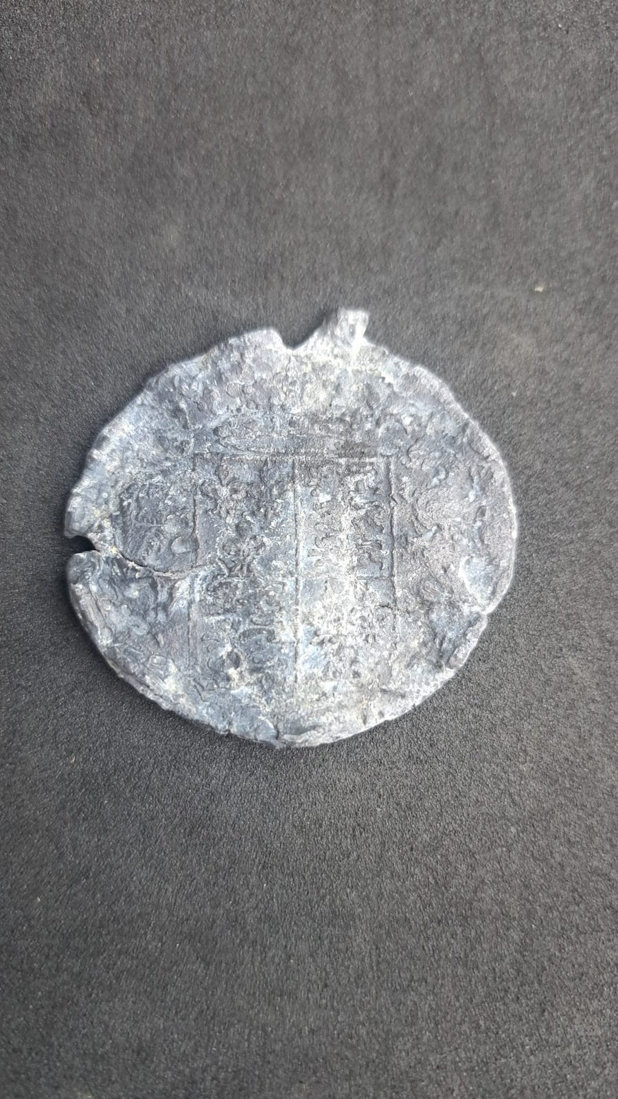 bodemvondst - Grote loden zegel met wapen, Verzenden