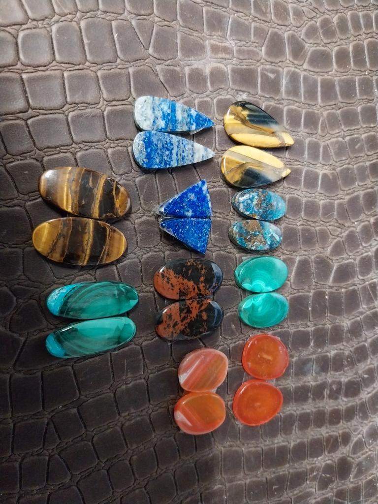 Lot met 10 edelsteen paartjes tijgeroog malachiet, Sieraden, Tassen en Uiterlijk, Edelstenen, Ophalen of Verzenden